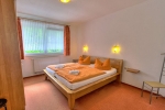 ferienanlage-zum-wildbach_fewo-kirchblick3_schlafzimmer