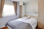 fewo-boettger_ferienhaus-strandallee-doppelbett