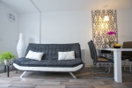 appartements-huber_couch-esstisch